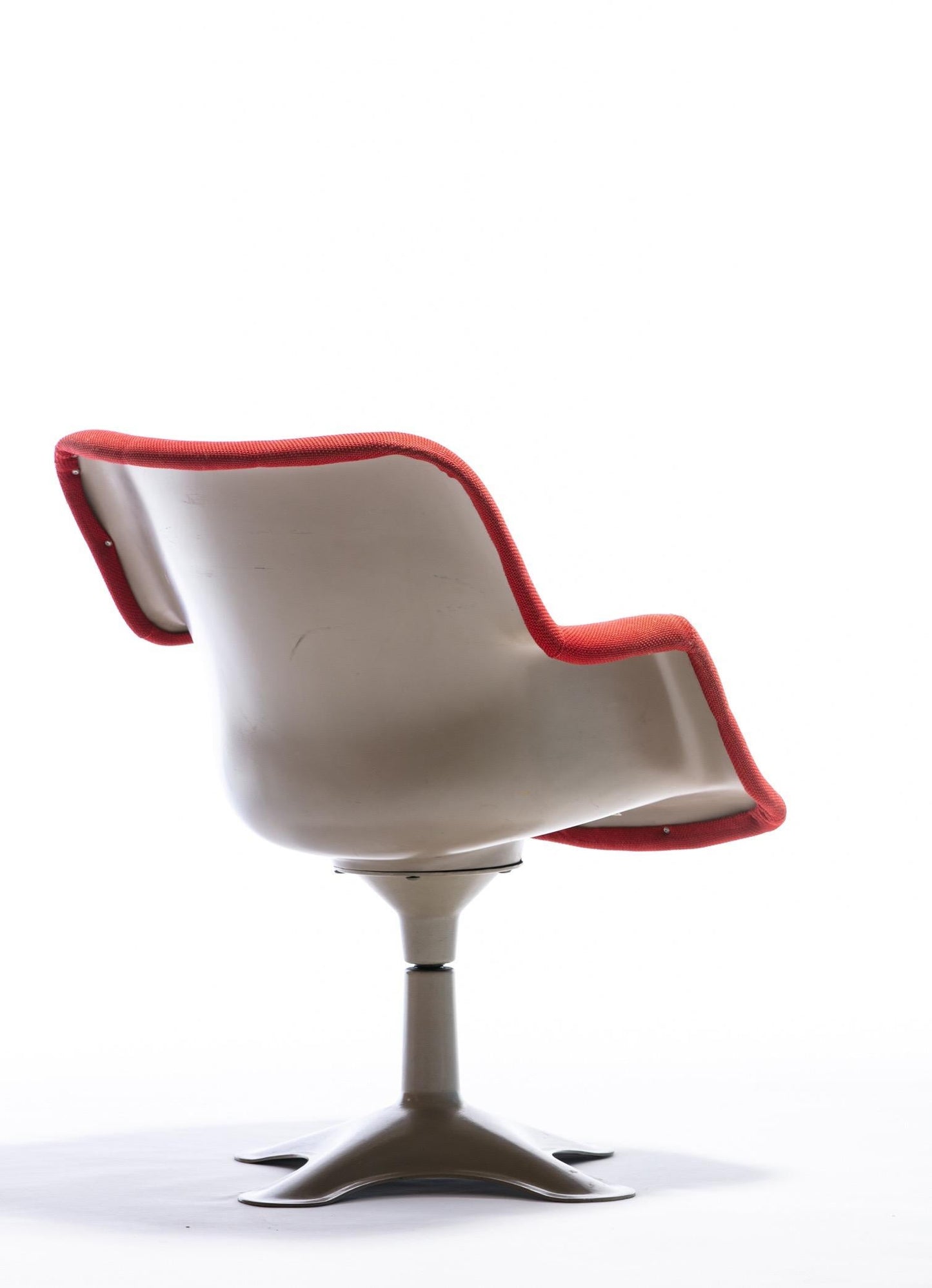 Yrjö Kukkapuro Molded Fiberglass Swivel Armchair